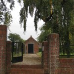 Joodse begraafplaats met muur en hekwerk