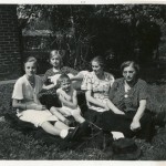 Tweede van rechts is Jette van Dam, zittend naast haar zoon Renny