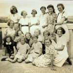 Elly rechts onder op schoolreis