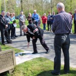 adoptanten leggen bloemen