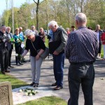 adoptanten leggen bloemen