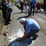 adoptanten leggen bloemen