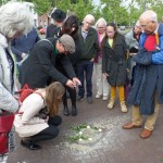 witte rozen bij Stolpersteine Oudgenoeg