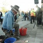 Gunter Demnig legt de laatste groep Stolpersteine