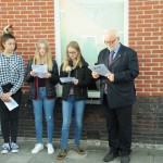 leerlingen van De Borgen lezen de korte levensberichten voor