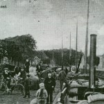 1910 Philip met slagers jas en Samuel met fiets