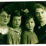 vlnr Ducie, Selma, Hertha en moeder Eva Denneboom