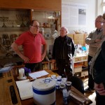 vlnr Frits van Dam en twee vrijwilligers