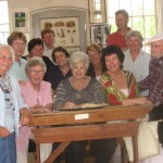 Hertha met de vrijwilligers van SLS