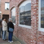 2008 Hertha en dochter bij de plaquettes