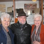 v.l.n.r. Hertha, vrijwilliger Maurits en Selma