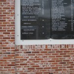 bloemen onder de gedenksteen