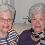 Links Selma naast Hertha 2012