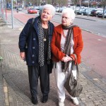 Hertha en Selma leggen bloemen