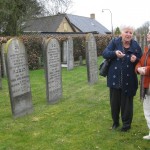 Bij het graf van oom Sam links en daarnaast en oma Duifje Denneboom