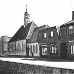 1939 De Dam, hervormde kerk en links daarvan de exportslagerij Van Dam&Co
