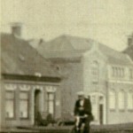 op de achtergrons de synagoge van Leek