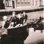 op de achtergrond de synagoge en daarnaast het huis van de familie Woudstra