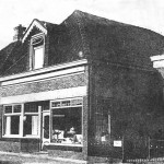 Rechts nog een stukje van het schooltje